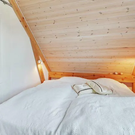 Two-bedroom Holiday In 7 * בלבאנד